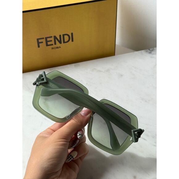 NEW Fendi FE40139F FF Diamonds Green Oversized Sunglasses - Picture 8 of 8